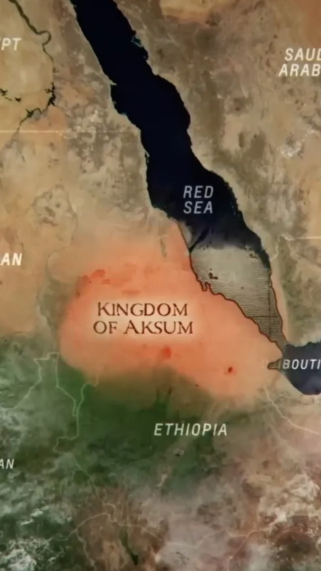 Questa moneta ha più di 2000 anni.
📍 È stata rinvenuta tra le rovine di Axum, in Etiopia.

Axum è la prima civiltà dell’Africa subsahariana ad aver coniato una propria valuta.

🏛️ Le rovine di Axum sono uno dei patrimoni storici più importanti del continente.
Testimoniano la nascita della prima economia complessa e organizzata dell’Africa subsahariana con:

- Istituti di credito
- Zecca indipendente 
- Rete commerciale che si estendeva fino a Roma, Persia, India e Cina.

🌍 Crocevia di culture greche, romane, arabe e africane, il Regno di Aksum ha dominato l’Africa orientale per oltre tre secoli.
Tale regno ha esteso il proprio controllo su 1,25 milioni di km².

✝️ Fu anche uno dei primi Stati al mondo ad adottare ufficialmente il cristianesimo, intorno al 330 d.C., sotto il regno di Ezana.

Conoscevi questa civiltà?

📍 Dal 14 al 16 maggio vieni alla Fiera di Roma per scoprire curiosità e storie come questa a CODEWAY EXPO: il grande evento sulla Cooperazione allo Sviluppo. --> LINK IN BIO!.

Ti aspettiamo!

#codewayexpo 
#codeway #fiera #exhibition #cooperazione #sviluppo #futuro #civiltà #innovazione 
#storia #axum #moneta #conio #africa #energiapulita