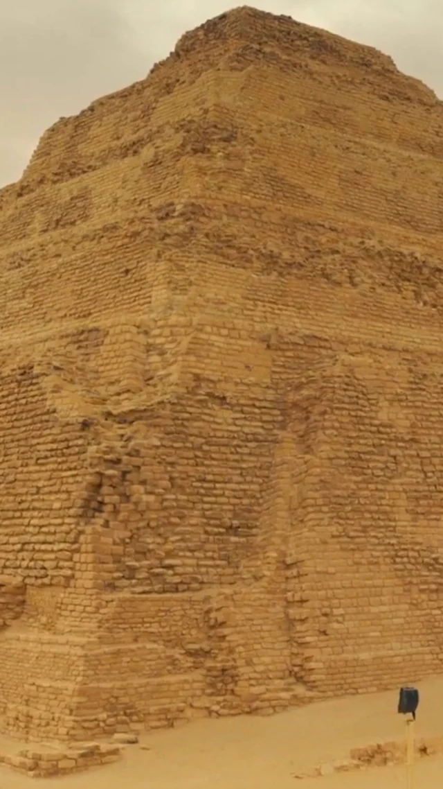 🏛️ Sai chi è stato il primo architetto della storia?
Il suo nome è Imhotep, vissuto attorno al 2650 a.C. durante la terza dinastia egizia.

Il suo capolavoro? 
📐 La piramide a gradoni di Saqqara, alta 62 metri e realizzata per il faraone Djoser. 
È la prima struttura monumentale in pietra scolpita mai costruita nella storia.

Sei mastabe sovrapposte, migliaia di blocchi tagliati e posizionati con precisione millimetrica. 🔺 Un’opera che anticipa di secoli l’ingegneria moderna e l’organizzazione del lavoro edilizio.

🌍 Gli egizi conoscevano tecniche antisismiche, avevano nozioni avanzate di architettura e ancora oggi parte dei metodi usati restano un mistero.

✨ Ma Imhotep non fu solo architetto: era scriba reale, medico, astronomo e sommo sacerdote. La sua figura fu così influente che, mille anni dopo la sua morte, venne divinizzato.

📅 Dal 14 al 16 maggio 2025, vieni a scoprire storie straordinarie come questa a CODEWAY EXPO, ti aspettiamo alla Fiera di Roma.
➡️ LINK IN BIO!

#codewayexpo 
#egitto #imhotep #storia #architettura #paesiemergenti #cooperazioneinternazionale #piramidi #egittologia #culturaedinnovazione